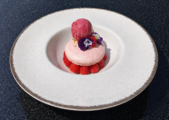 macaron framboise et rhubarbe pochée